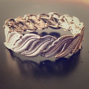 Leaf Design Stretch Bracelet